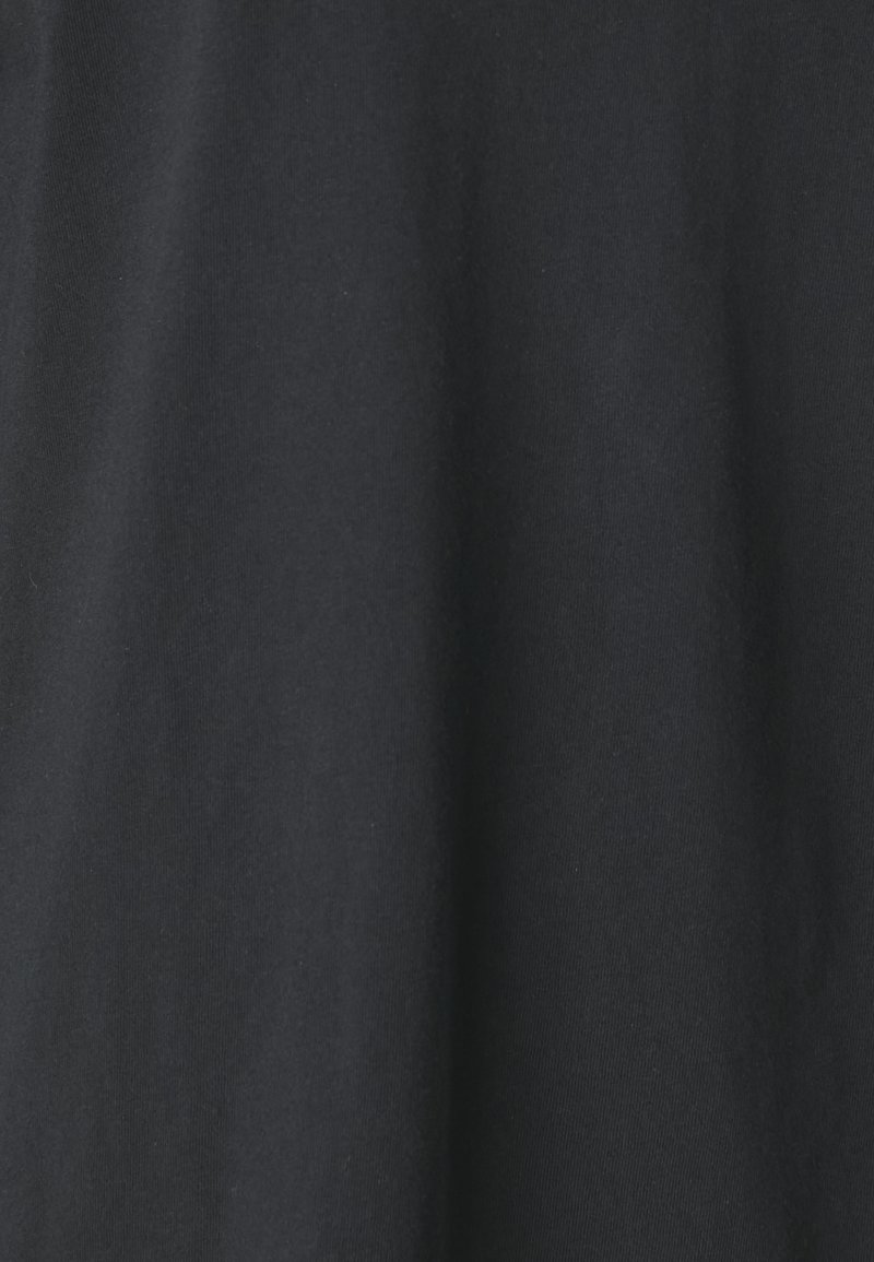 Schwarzer Baumwollstoff mit glatter Textur, der leichte Falten und ein mattes Finish aufweist, geeignet für die Bekleidungsherstellung.