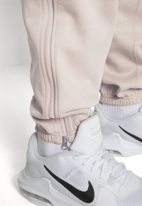 Nike Performance NBA BOSTON CELTICS CITY EDITION PANT - Treningo apatinė dalis - hemp