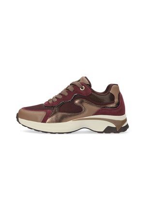 Widok z boku brązowego i bordowego sneakersa na sznurowadła z beżową, wyściełaną podeszwą i cholewką z mieszanych materiałów.