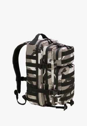 Kamuflāžas mugursoma ar vairākiem nodalījumiem, izgatavota no izturīga auduma, ar melnām siksnām un rāvējslēdzējiem, sieta polsterējums muguras un plecu siksnās.