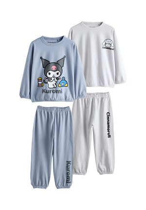 Dwa zestawy piżam z długim rękawem dla dzieci, jeden jasnoniebieski z postacią Kuromi i logo, drugi biały z postacią Cinnamoroll i logo.