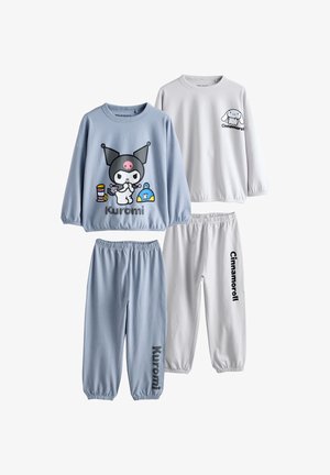 To langærmede pyjamasæt til børn, den ene lyseblå med Kuromi-figur og logo, den anden hvid med Cinnamoroll-figur og logo.
