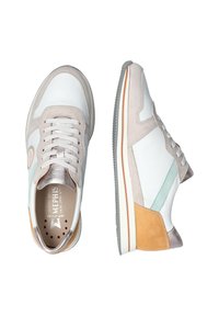 Baskets de sport blanches avec des accents en daim beige et orange. Présentent des panneaux en maille, une semelle texturée et des lacets plats. Comprend un logo sur le dessus.