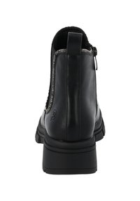 Botas de tobillo de cuero negro con cremallera trasera, forro texturizado, tacón resistente y un detalle de logo en el lateral. Suela plana para estabilidad.