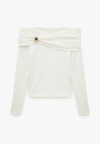 Weißes Off-Shoulder-Oberteil mit langen Ärmeln, das über eine verdrehte Stoffdetail am Ausschnitt und einen runden goldfarbenen Akzent nahe der Schulter verfügt.