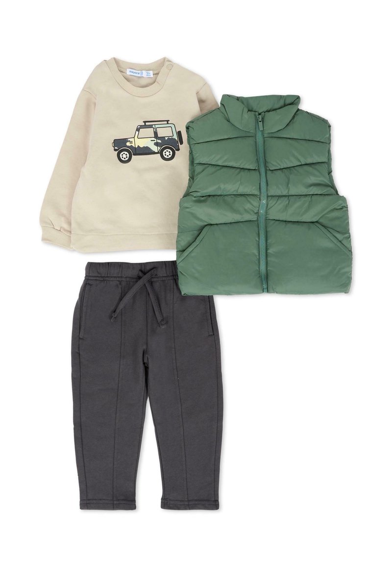Felpa beige con grafica jeep, gilet verde imbottito con chiusura a zip e pantaloni della tuta grigio scuro con vita elasticizzata e tasche laterali.