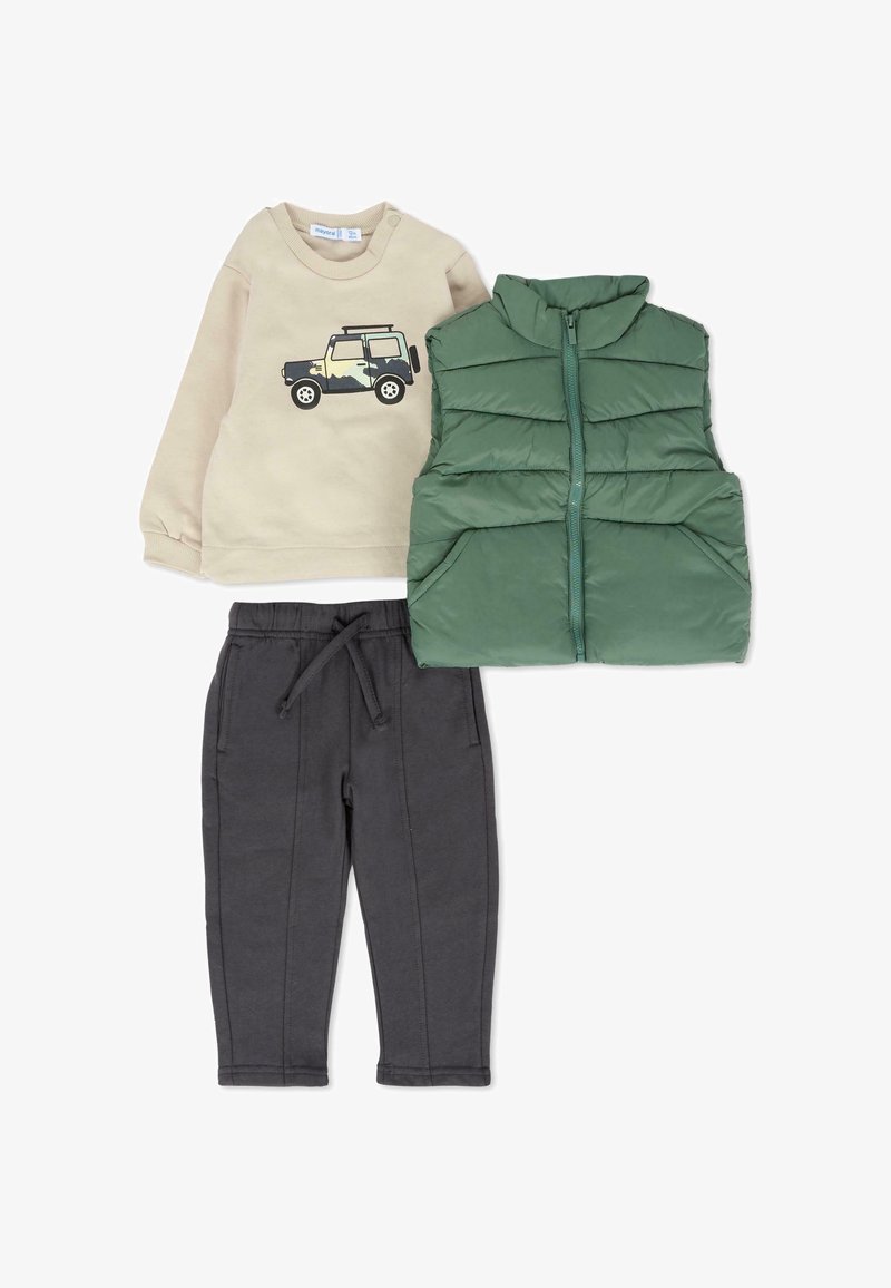 Felpa beige con grafica jeep, gilet verde imbottito con chiusura a zip e pantaloni della tuta grigio scuro con vita elasticizzata e tasche laterali.
