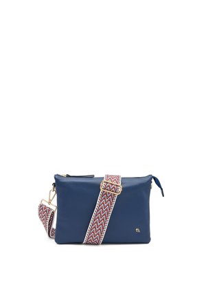 Donkerblauwe leren crossbodytas met een brede, afneembare band met een zigzagpatroon in rood, wit en blauw, en sierbeslag in goudkleur.