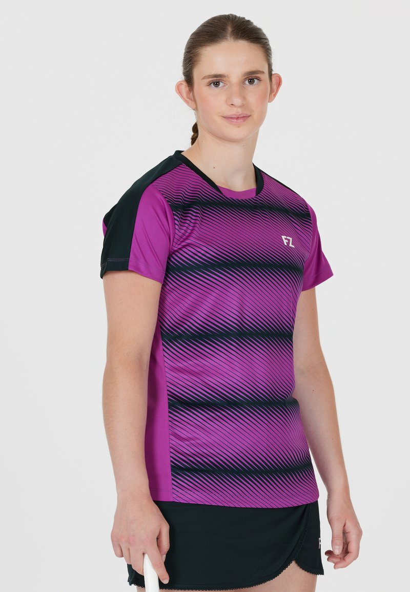 Kortärmad sporttröja i lila och svart, med diagonala ränder, rund halsringning och logotyp på framsidan. Tyget verkar vara lätt.
