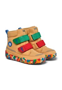 Tannfarbene High-Top-Stiefel mit grünen und roten Klettverschlüssen, einem gemusterten Gummisohle in mehreren Farben und blauer Fersenkappe. Wetterbeständiges Material.