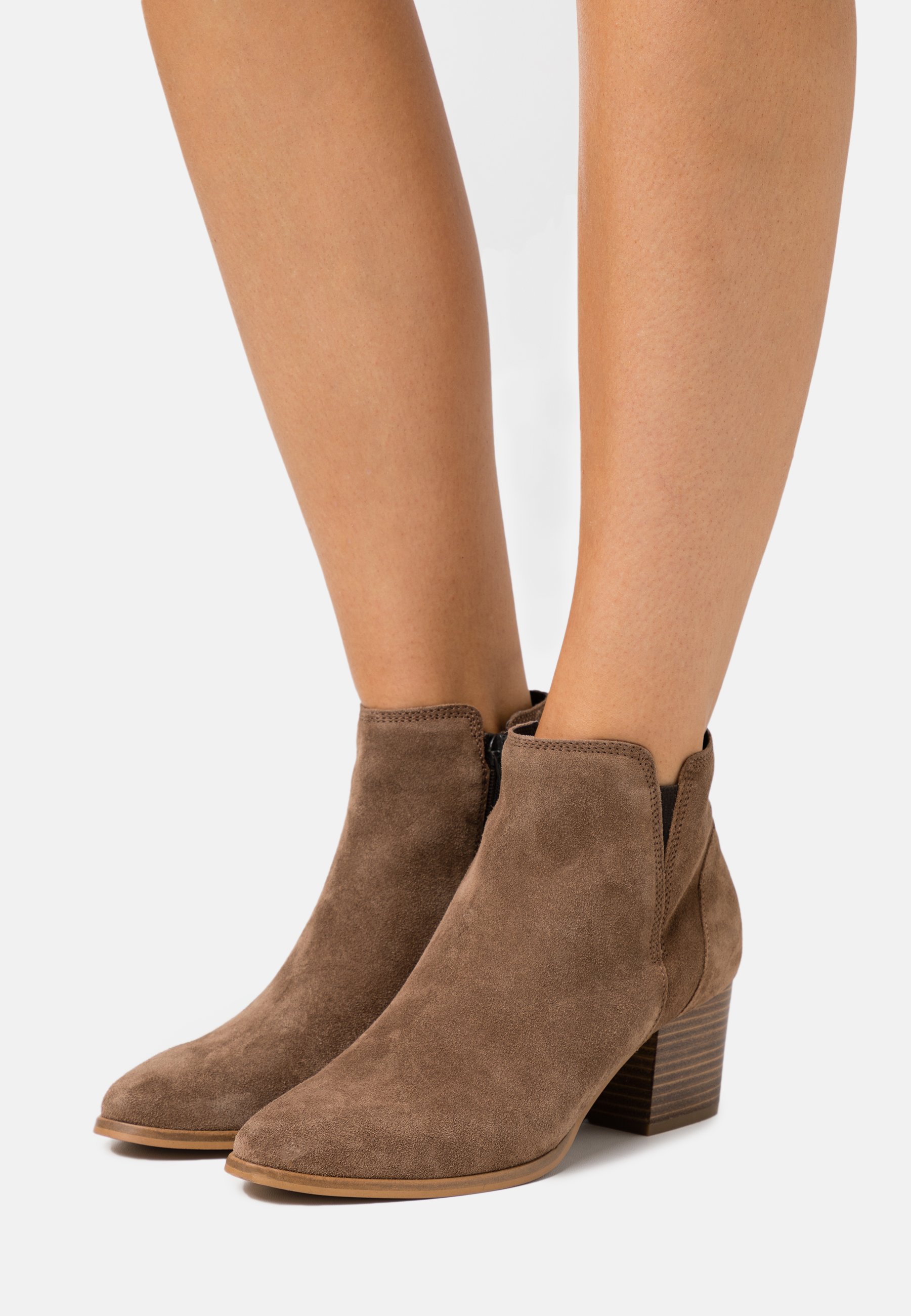 boots taupe