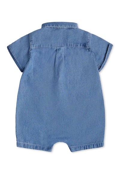 Tuta in denim azzurro chiaro, maniche corte, colletto, dettaglio plissettato sulla schiena e chiusura a pressione sul fondo per una facile vestizione.