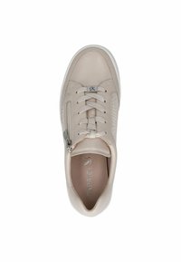 Sneaker in pelle beige con design con lacci, zip laterale e dettagli testurizzati. Suola in gomma bianca e logo sulla soletta.