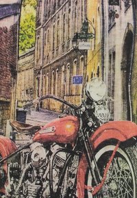 Antigua motocicleta roja aparcada en una estrecha calle empedrada flanqueada por viejos edificios de ladrillo y árboles verdes.