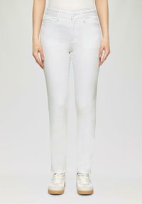 Pantalones vaqueros de mezclilla blanca con un diseño de pierna recta, que cuentan con una textura suave, estilo tradicional de cinco bolsillos y cierre de cremallera con botón.