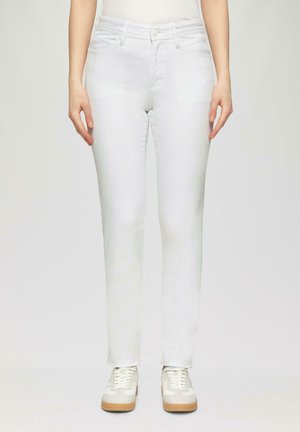 Jean en denim blanc avec une coupe droite, présentant une texture lisse, un style classique à cinq poches et une fermeture à glissière avec bouton.