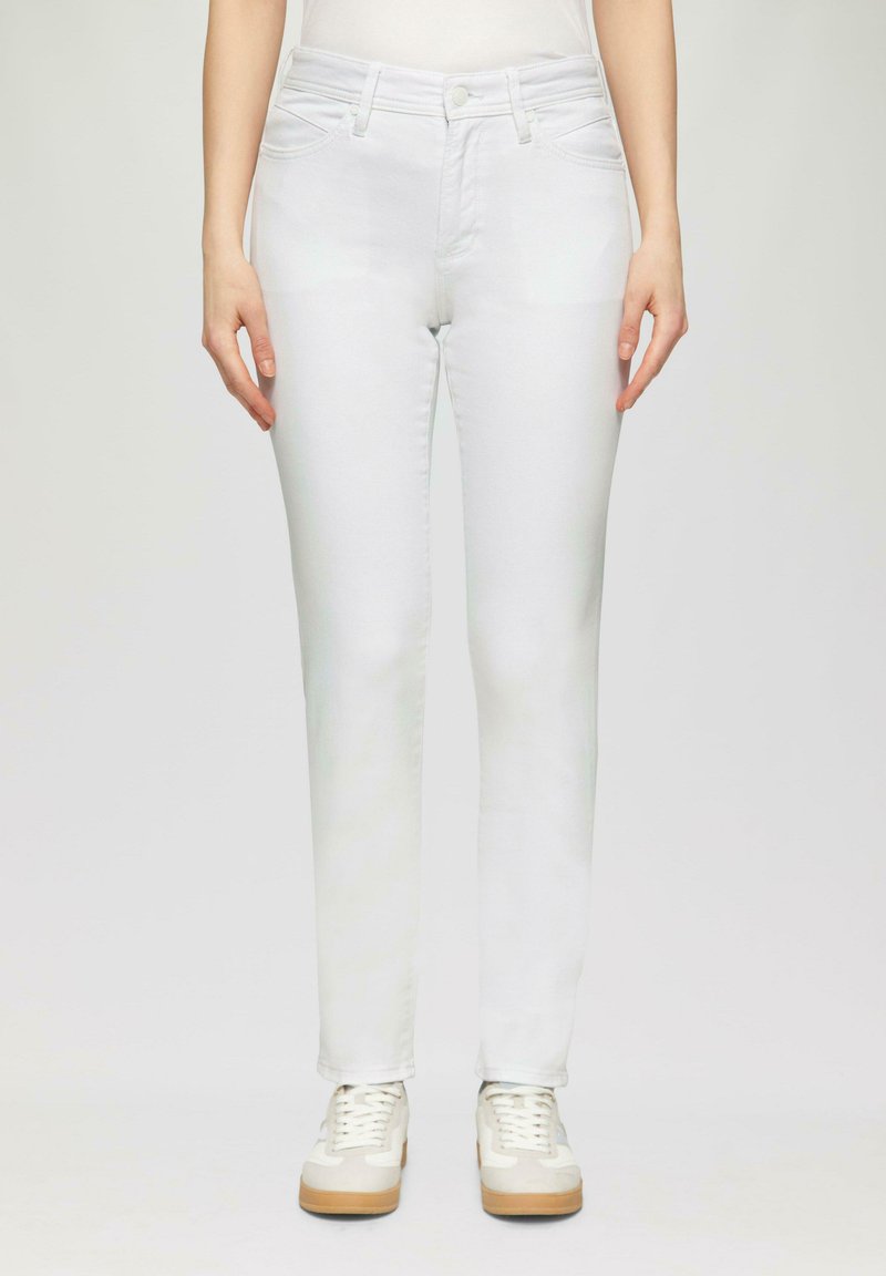 Pantalones vaqueros de mezclilla blanca con un diseño de pierna recta, que cuentan con una textura suave, estilo tradicional de cinco bolsillos y cierre de cremallera con botón.