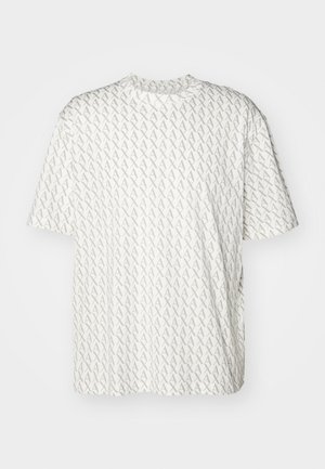 Weißes T-Shirt mit einem wiederholenden grauen "A"-Muster, kurzen Ärmeln, Rundhalsausschnitt und lockerer Passform. Hergestellt aus weichem Material.