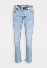 Jeans de ganga azul claro com um acabamento ligeiramente desgastado, apresentando um rasgo na frente e um corte reto, cintura de altura média e costura standard.