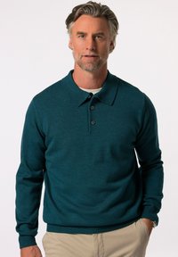 Tealowy polo z długim rękawem, z kołnierzykiem, z trzema guzikami i ribbowymi mankietami. Wykonany z teksturowanej dzianiny.