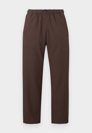 Pantalones marrones con cintura elástica, bolsillos laterales y cierre ajustable con cordón, mostrados sobre un fondo claro liso.