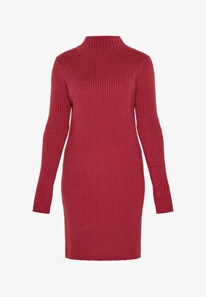 Robe à manches longues côtelée en rouge foncé avec un col haut. Texture tricotée ; silhouette ajustée avec un ourlet au niveau du genou.
