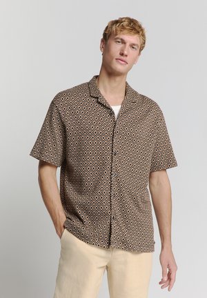 Korte mouw knoopshirt in bruin met een wit en oranje ruitpatroon. Kraagontwerp, lichtgewicht stof, ontspannen pasvorm.