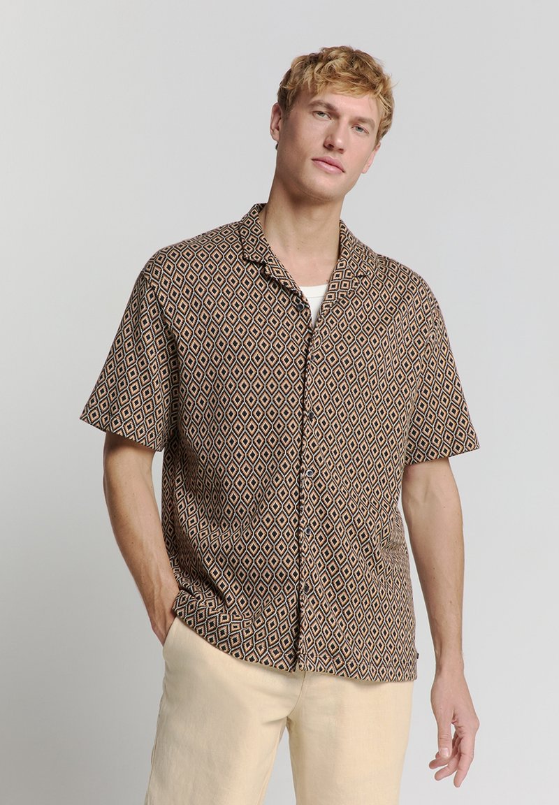 Korte mouw knoopshirt in bruin met een wit en oranje ruitpatroon. Kraagontwerp, lichtgewicht stof, ontspannen pasvorm.