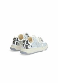 Sneakers in vernice argento con dettagli in pizzo, decorazioni floreali e suole color crema. Presentano una suola esterna in gomma testurizzata grigia.