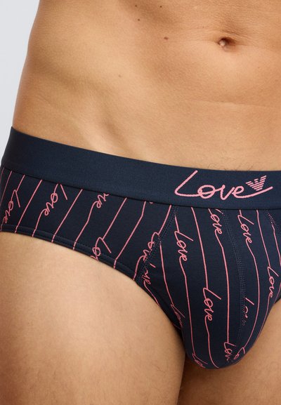 Sötétkék férfi alsónadrág rugalmas derékszalaggal, amelyen rózsaszín "Love" felirat és átlós csíkok láthatók. Pamut keverék anyagból készült, testhez simuló szabású és légáteresztő textúrájú.