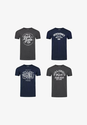 Mężczyzna w ciemnoszarej koszulce Jack & Jones Co. Originals oraz niebieskich dżinsach, z jedną ręką w kieszeni, na neutralnym tle.
