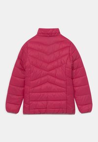 Veste matelassée rose avec un col haut, présentant des motifs de couture en chevrons et des poignets élastiques. Tissu lisse et brillant avec un design léger.