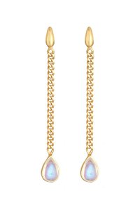 Orecchini pendenti in oro con accenti di opale a goccia. Le catene sono eleganti e gli opali mostrano una sottile lucentezza iridescente.