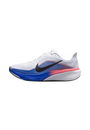 Λευκό παπούτσι τρεξίματος Nike με μαύρο λογότυπο Swoosh, μπλε και κόκκινο βαθμιαίο σχέδιο στο πλάι και μαλακή σόλα, εμφανιζόμενο σε δεξιά προφίλ.