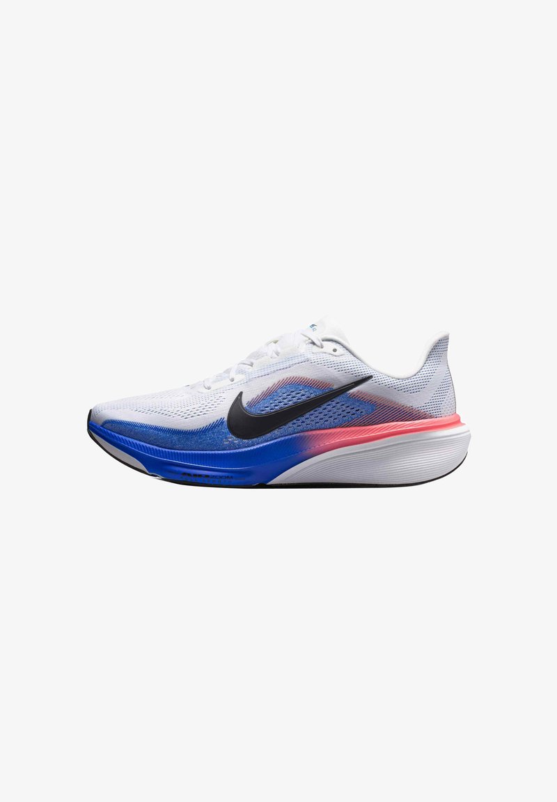 Λευκό παπούτσι τρεξίματος Nike με μαύρο λογότυπο Swoosh, μπλε και κόκκινο βαθμιαίο σχέδιο στο πλάι και μαλακή σόλα, εμφανιζόμενο σε δεξιά προφίλ.