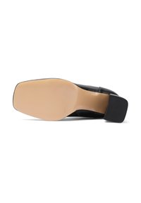 Scarpa in pelle nera con punta quadrata, profilo snello e tacco basso a blocco. Texture liscia sulla tomaia e suola in gomma beige.