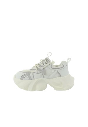 Masyny biało-szary sneaker z grubą, teksturowaną podeszwą, panelami z siateczki i skóry, sznurowadłami oraz pętlami do zakładania na języku i pięcie.