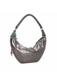 Bolso hobo gris metálico con un acabado texturizado, correa de hombro trenzada y acentos de color contrastante. Cuenta con un cierre de cremallera.