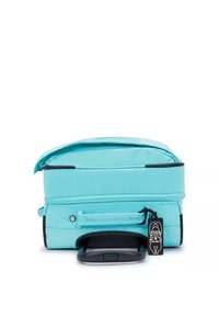 Een turquoise rolkoffer met een gestructureerd oppervlak, een ritsluiting, een uitschuifbare handgreep en een zwarte label met een cartoonfiguur.