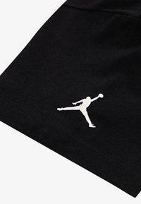 Shorts negri din bumbac, cu un logo Jumpman alb, textură netedă și detalii cusute pe tiv.
