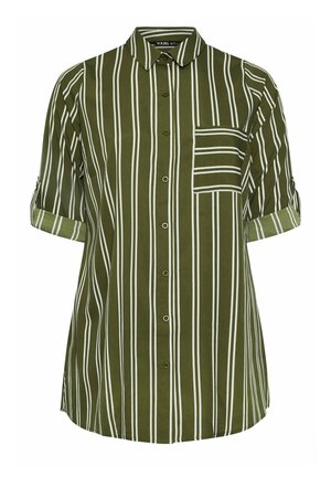 Zielona koszula w paski z pionowymi białymi paskami, z zapięciem na guziki z przodu i kieszonką na piersiach. Krótkie rękawy z podwinięciem i zaokrąglony dół.