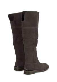 Szare zamszowe kozaki za kolano z okrągłym noskiem, bocznym zapięciem na zamek i niskim obcasem słupkowym, charakteryzujące się gładką teksturą i prostym designem.