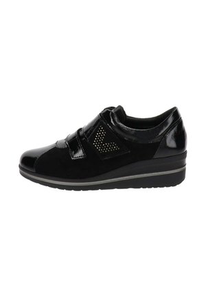 Chaussures noires en cuir verni et en suede, avec une sangle élastique et un design clouté sur le côté, dotées d'une semelle à petit talon.