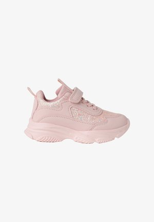 Roze kindersneaker met dikke zool, glinsteraccenten, veters aan de voorkant en klittenbandsluiting op een witte achtergrond.