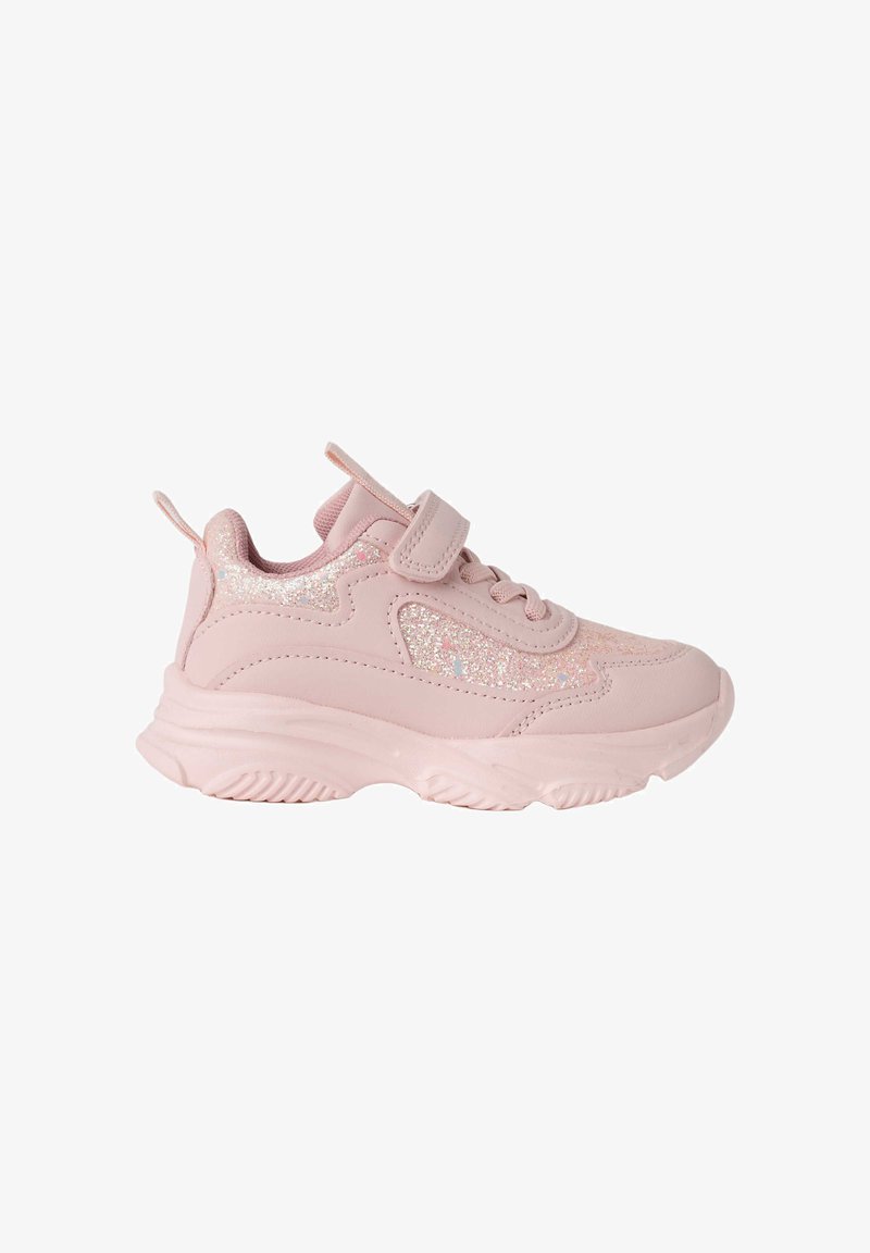 Baskets roses pour enfants avec semelle épaisse, accents pailletés, fermeture à lacets et sangle auto-agrippante sur fond blanc.