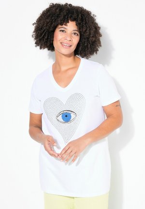Witte V-hals T-shirt met een groot hartontwerp van rhinestones, met een blauwe oogafbeelding in het midden. Zachte, lichte stof.