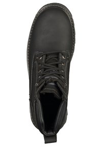 Bota de trabajo de cuero negro con puntera redonda, seis ojales metálicos y cordones negros. Presenta costuras de contraste y un cuello acolchado para mayor comodidad.