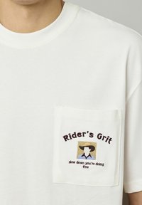 BZB POCHE BRODÉ - T-shirt imprimé - naturel