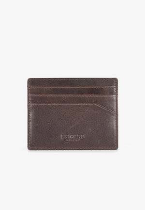 Porte-cartes en cuir marron avec plusieurs emplacements pour cartes, texture lisse, logo embossé et design rectangulaire épuré pour une accessibilité facile.