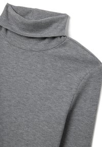 Grauer, gerippter Rollkragenpullover mit weicher Textur, einem umgeschlagenen Kragen und langen Ärmeln, der eine figurbetonte Silhouette zeigt.